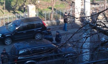 милиция дружелюбно общаются с представителями охранной фирмы, захватившей квартиру