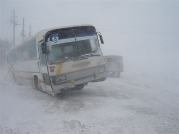 Одесские спасатели вытянули из снежных ловушек 4 пассажирских автобуса