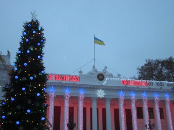 Главная елка города уже украшена
