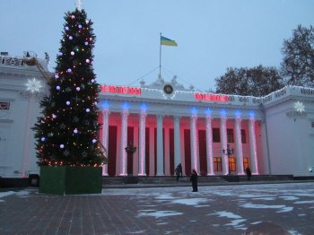 Главная елка города уже украшена