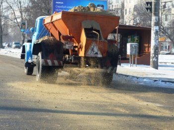 342 тонны песка высыпал вчера вице-мэр Одессы Орловский на дороги