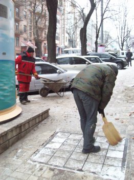 Старинная трансформаторная будка уже крутится, но пока ток не дает