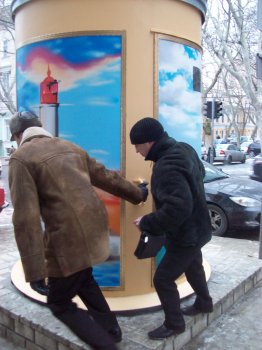 Старинная трансформаторная будка уже крутится, но пока ток не дает