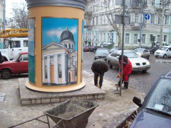 Старинная трансформаторная будка уже крутится, но пока ток не дает