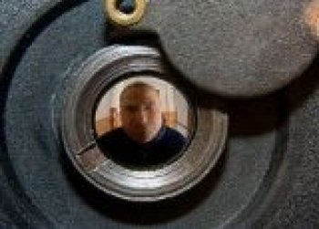 Два отморозка ворвались в квартиру и избили хозяина