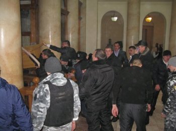 Одесситы спешат на Думскую защитить мэрию от националистов