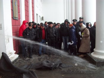 Хроника событий с Думской в Одессе: Водичкой по штурмующим