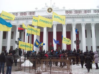 Хроника событий с Думской в Одессе: Водичкой по штурмующим