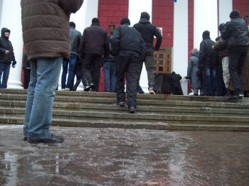 Хроника событий с Думской в Одессе: Водичкой по штурмующим