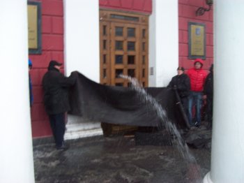 Хроника событий с Думской в Одессе: Водичкой по штурмующим