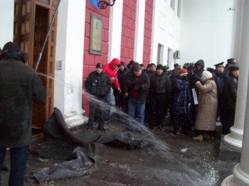Хроника событий с Думской в Одессе: Водичкой по штурмующим