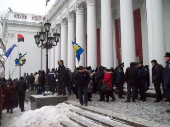 Хроника событий с Думской в Одессе: Водичкой по штурмующим