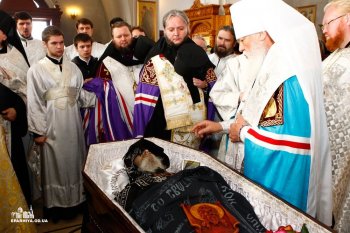 Десятки тысяч верующих прощались с отцом Ионой