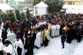 Десятки тысяч верующих прощались с отцом Ионой