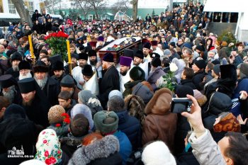 Десятки тысяч верующих прощались с отцом Ионой