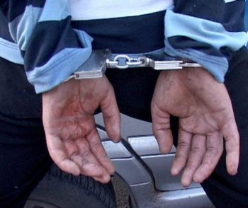 Грабитель не только избил жертву, но даже разул