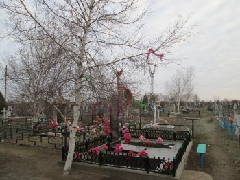 Неосуеверия: украинцы ходят на кладбища, чтобы поздравить покойников с Новым годом