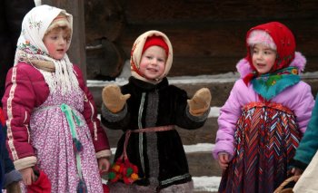 Коза с баяном и медведь с цыганом ожидают детей в Одесском зоопарке