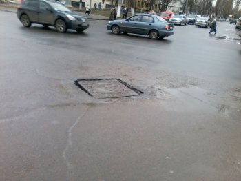 Внимание: На углу Генерала Петрова и Гайдара можно провалиться в огромный  люк