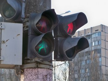 Транспортный коллапс: в спальном районе Одессы светофор едва не спровоцировал аварию