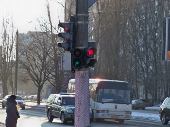 Транспортный коллапс: в спальном районе Одессы светофор едва не спровоцировал аварию
