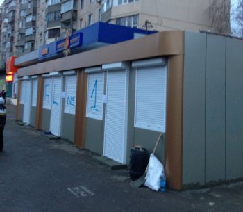 Одесский вариант борьбы с будками: одну демонтируем, три ставим!