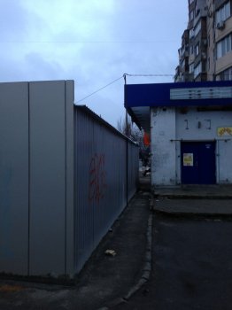Одесский вариант борьбы с будками: одну демонтируем, три ставим!