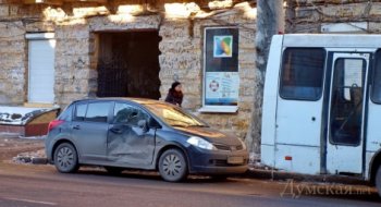 В Одессе маршрутка врезалась в Nissan