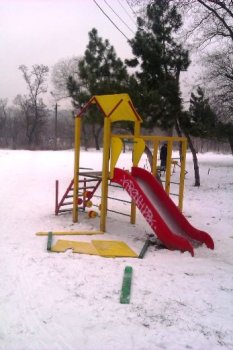 В Одессе группа неизвестных разгромила детскую площадку в парке. Фото