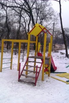 В Одессе группа неизвестных разгромила детскую площадку в парке. Фото