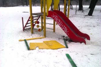В Одессе группа неизвестных разгромила детскую площадку в парке. Фото