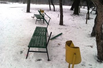 В Одессе группа неизвестных разгромила детскую площадку в парке. Фото