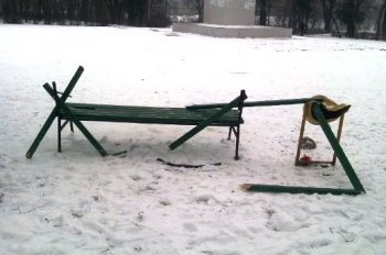 В Одессе группа неизвестных разгромила детскую площадку в парке. Фото