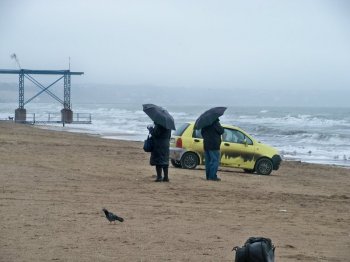 С утра в Лузановке продолжали купаться в море (фото)