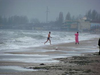 С утра в Лузановке продолжали купаться в море (фото)
