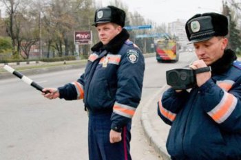 Водителей будут штрафовать за не пристегнутый ремень и «обутые не по сезону» авто