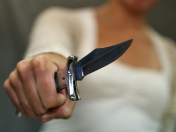 В Сарате горячая женщина пырнула кинжалом сожителя