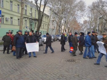 Работники «Черномортехфлота» перекрыли одну из центральных улиц Одессы (дополнено)