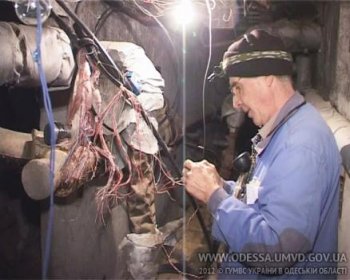 Два "охотника за металлом" лишили телефонной связи целую многоэтажку