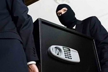 Два пролетария обчистили кабинет буржуя