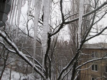 На одесских домах появились опасные «украшения» (фото)