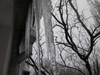 На одесских домах появились опасные «украшения» (фото)