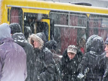 Снегопад в Одессе: жители спальных районов штурмуют маршрутки (фото)
