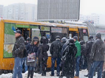 Снегопад в Одессе: жители спальных районов штурмуют маршрутки (фото)