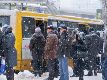 Снегопад в Одессе: жители спальных районов штурмуют маршрутки (фото)
