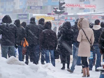 Снегопад в Одессе: жители спальных районов штурмуют маршрутки (фото)
