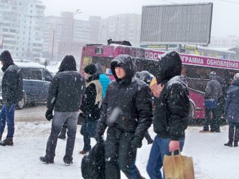 Снегопад в Одессе: жители спальных районов штурмуют маршрутки (фото)