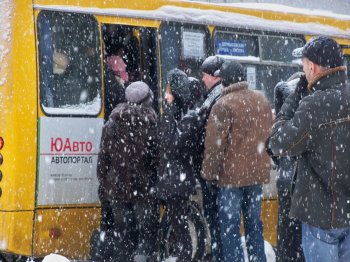 Снегопад в Одессе: жители спальных районов штурмуют маршрутки (фото)