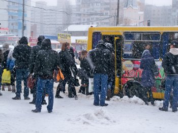 Снегопад в Одессе: жители спальных районов штурмуют маршрутки (фото)