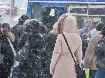 Снегопад в Одессе: жители спальных районов штурмуют маршрутки (фото)